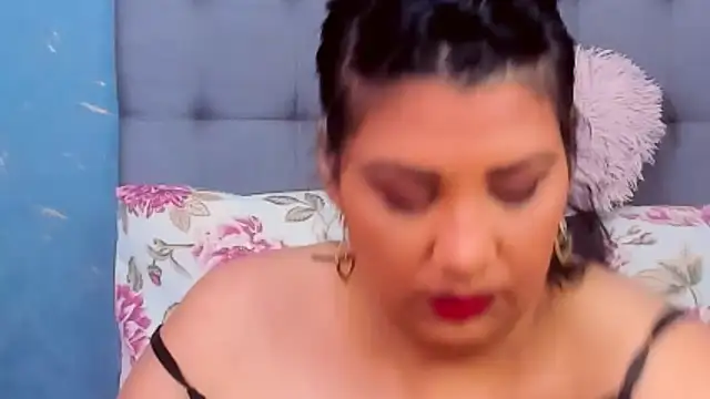 Snapshot of AmyCubes chatting on February 10, 2025, 3:57 am AmyCubes online show from February 10, 2025, 3:57 am