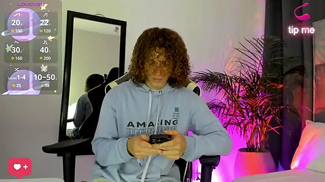 Snapshot of All3ssandr0 chatting on December 4, 2024, 1:03 am All3ssandr0 online show from December 4, 2024, 1:03 am