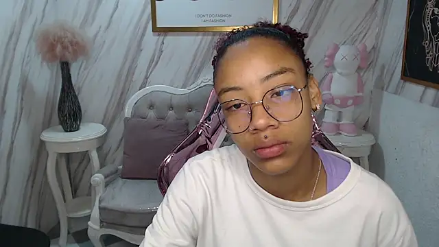 Snapshot of Violeth_b chatting on February 18, 2025, 12:39 pm Violeth b online show from February 18, 2025, 12:39 pm