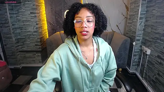 Snapshot of Violeth_b chatting on October 9, 2025, 12:47 pm Violeth b online show from October 9, 2025, 12:47 pm