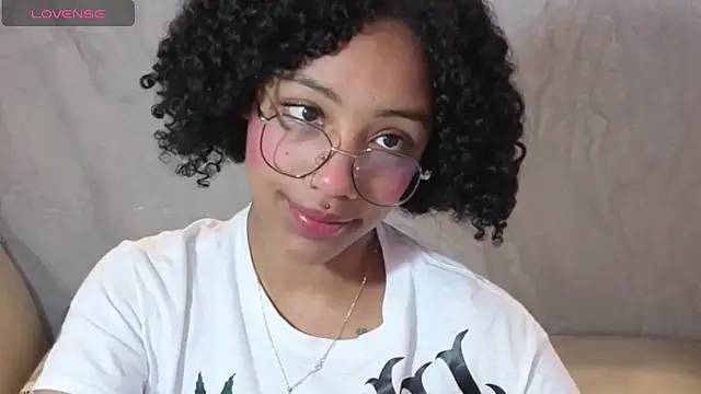 Snapshot of Violeth_b chatting on October 15, 2025, 12:49 pm Violeth b online show from October 15, 2025, 12:49 pm