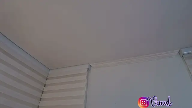 venusleroy  online show from December 4, 2025, 11:13 pm