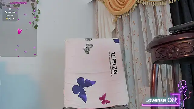 Snapshot of saskia_secret chatting on February 22, 2025, 8:42 pm saskia secret online show from February 22, 2025, 8:42 pm