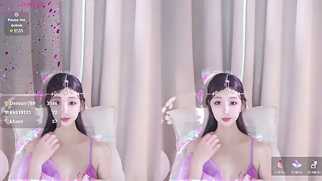 UUKiss  online show from January 8, 2025, 4:44 am