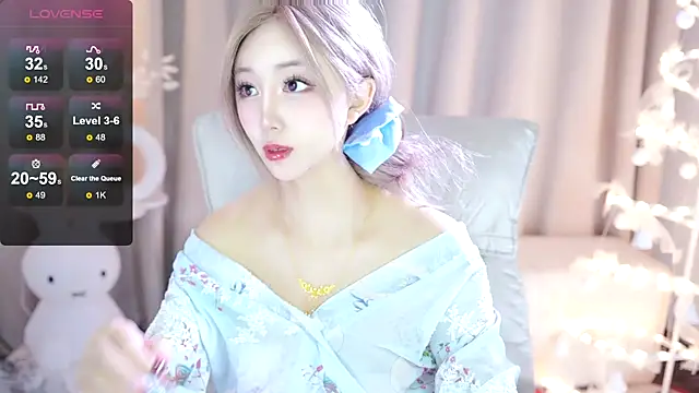 UUKiss  online show from February 7, 2025, 3:19 pm