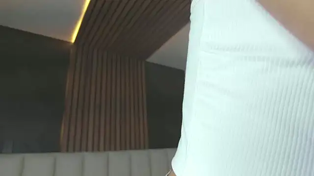 Snapshot of ParisFox_ chatting on February 21, 2025, 7:32 pm ParisFox online show from February 21, 2025, 7:32 pm