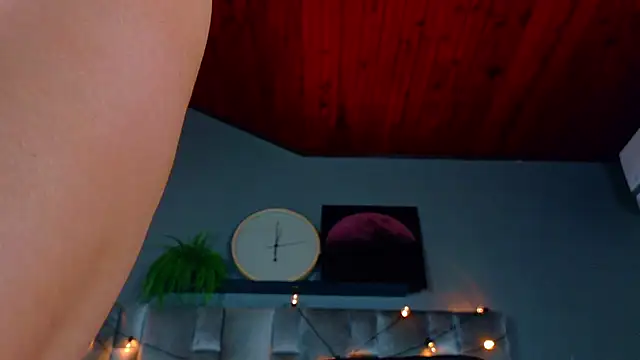 ParisFox  online show from March 2, 2026, 8:37 pm