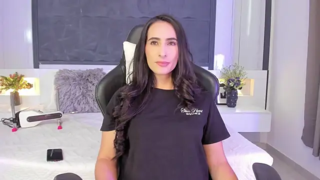 SaraGomez1 online show from September 23, 2025, 3:48 pm