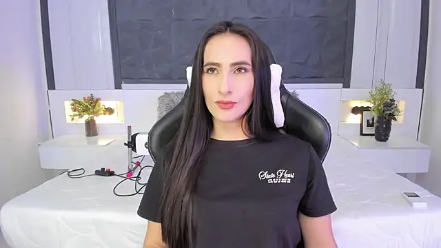 SaraGomez1 online show from October 2, 2025, 4:03 pm