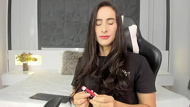 SaraGomez1 online show from October 8, 2025, 12:47 pm