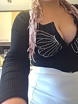 Snapshot of Erotica333 chatting on May 31, 2026, 9:05 am Erotica333 online show from May 31, 2026, 9:05 am