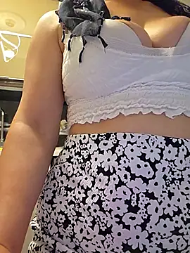 Snapshot of Erotica333 chatting on July 4, 2026, 11:44 pm Erotica333 online show from July 4, 2026, 11:44 pm