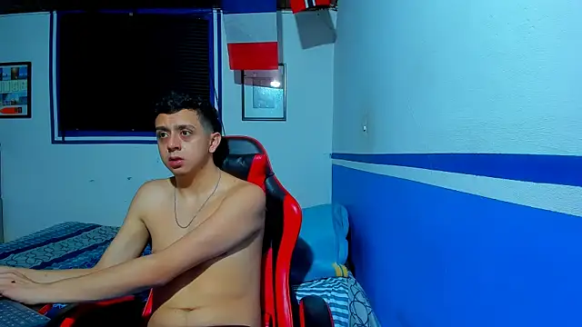 Snapshot of maxowens_oficial chatting on July 5, 2026, 8:38 pm maxowens oficial online show from July 5, 2026, 8:38 pm