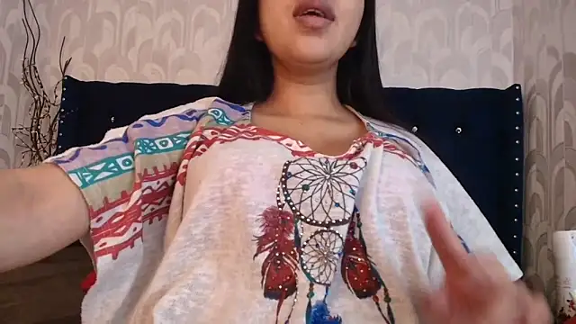 Snapshot of CarolineBrunx chatting on April 9, 2026, 4:34 am CarolineBrunx online show from April 9, 2026, 4:34 am