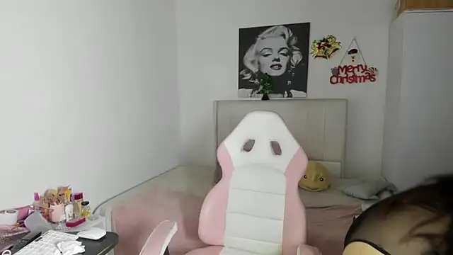 Snapshot of playsecrets chatting on December 31, 2024, 5:40 pm playsecrets online show from December 31, 2024, 5:40 pm