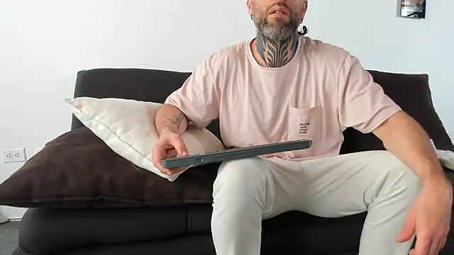 Antoniohot2024 online show from February 26, 2025, 4:56 pm