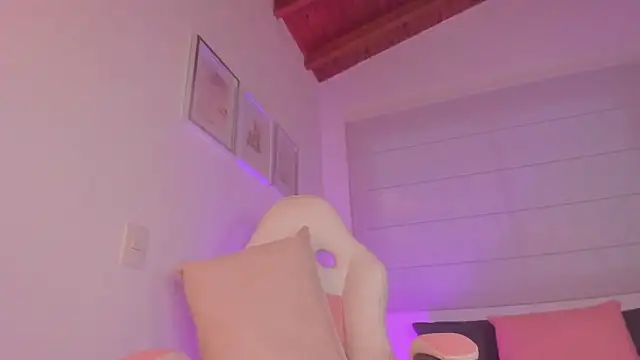 Snapshot of valeriaU chatting on November 26, 2025, 10:44 pm valeriaU online show from November 26, 2025, 10:44 pm