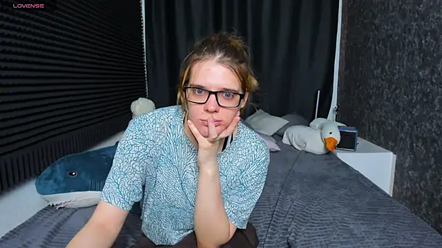 Snapshot of KIKI_Krash chatting on March 21, 2025, 10:17 am KIKI Krash online show from March 21, 2025, 10:17 am