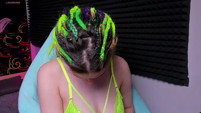 Snapshot of KIKI_Krash chatting on November 18, 2025, 10:09 am KIKI Krash online show from November 18, 2025, 10:09 am