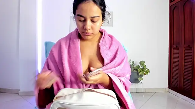 Snapshot of anniesweet- chatting on December 22, 2025, 1:30 pm anniesweet- online show from December 22, 2025, 1:30 pm