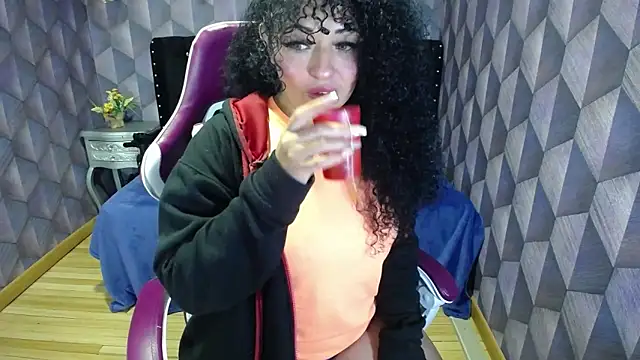 Snapshot of Sofiacowperx chatting on February 13, 2025, 12:54 pm Sofiacowperx online show from February 13, 2025, 12:54 pm