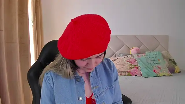 Snapshot of Lau_Bee chatting on January 4, 2025, 3:28 pm Lau Bee online show from January 4, 2025, 3:28 pm