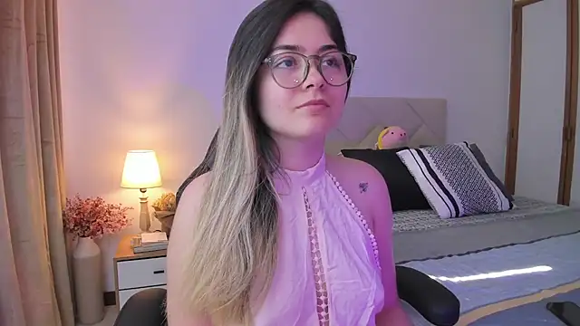 Snapshot of Lau_Bee chatting on January 18, 2025, 2:02 pm Lau Bee online show from January 18, 2025, 2:02 pm