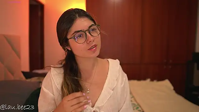 Snapshot of Lau_Bee chatting on July 18, 2026, 7:06 pm Lau Bee online show from July 18, 2026, 7:06 pm