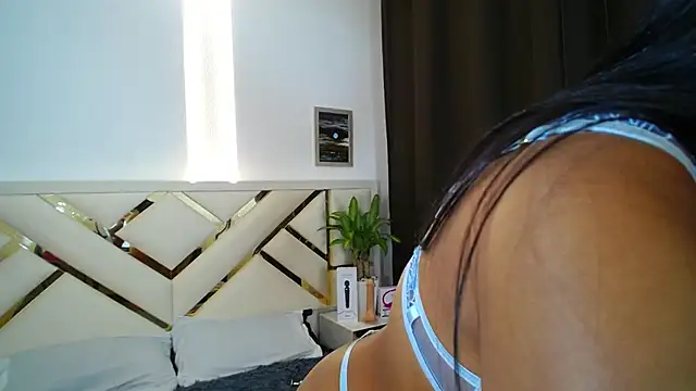 carolineamber  online show from February 25, 2025, 10:07 pm