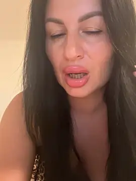 Snapshot of Helena7077 chatting on September 19, 2025, 9:04 pm Helena7077 online show from September 19, 2025, 9:04 pm