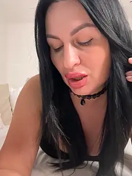 Snapshot of Helena7077 chatting on November 5, 2025, 10:32 pm Helena7077 online show from November 5, 2025, 10:32 pm