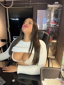 Snapshot of ElaaPerez chatting on February 9, 2026, 8:24 pm ElaaPerez online show from February 9, 2026, 8:24 pm