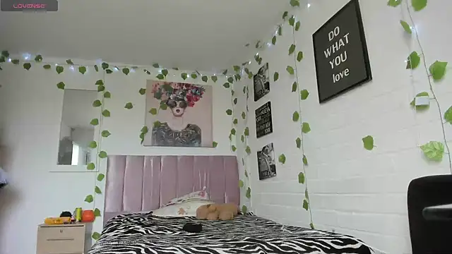 Snapshot of katt__black__ chatting on October 31, 2025, 8:32 pm katt black online show from October 31, 2025, 8:32 pm