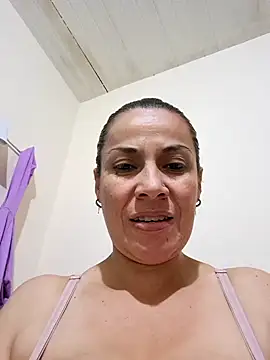 Snapshot of Zaralu_ chatting on February 6, 2025, 3:27 am Zaralu online show from February 6, 2025, 3:27 am