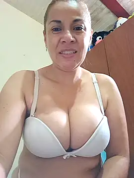 Snapshot of Zaralu_ chatting on November 17, 2025, 1:50 pm Zaralu online show from November 17, 2025, 1:50 pm