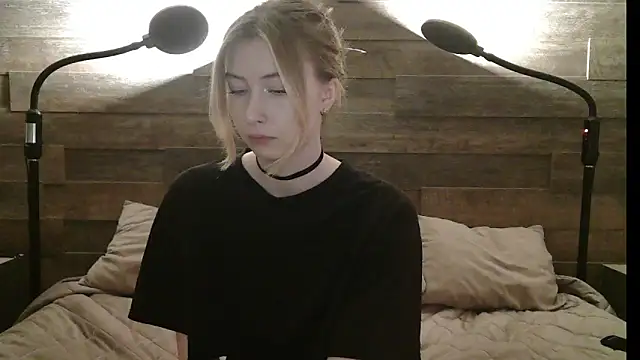 ErikaShyy online show from December 2, 2025, 10:42 am