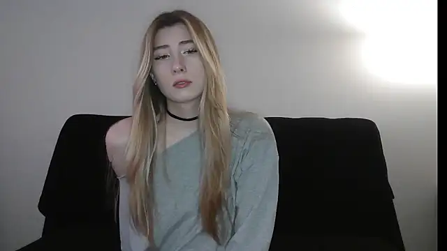 ErikaShyy online show from December 15, 2025, 11:14 am