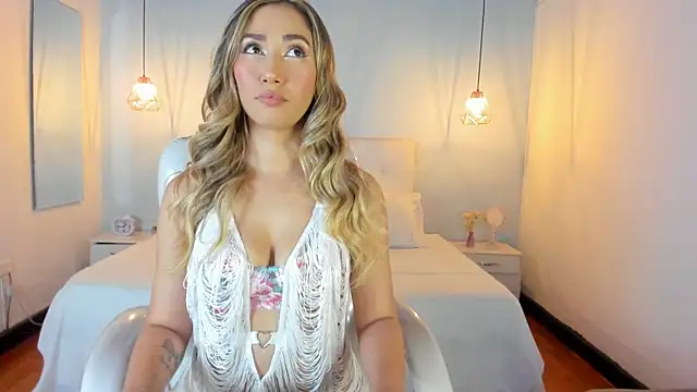 Snapshot of Emma23__ chatting on January 4, 2025, 12:16 am Emma23 online show from January 4, 2025, 12:16 am