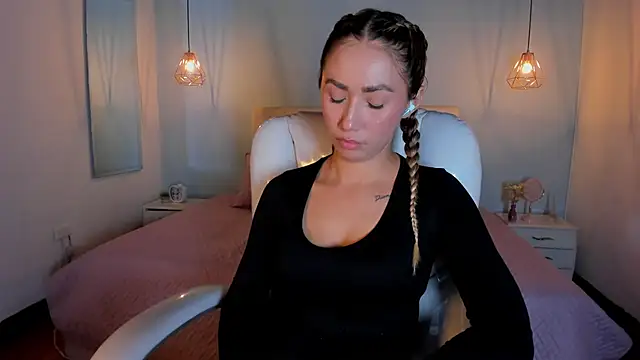 Snapshot of Emma23__ chatting on February 20, 2025, 5:01 am Emma23 online show from February 20, 2025, 5:01 am