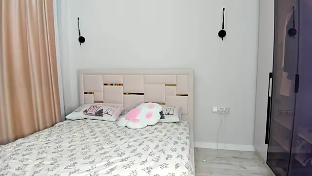 Lola Peach online show from December 15, 2025, 3:00 am