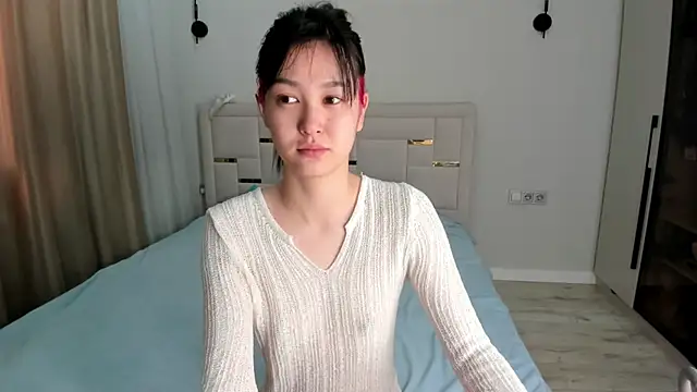 Lola Peach online show from May 24, 2026, 4:06 am