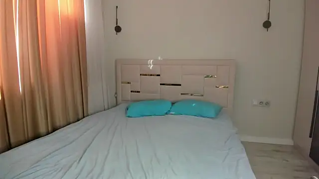 Lola Peach online show from May 29, 2026, 2:31 am