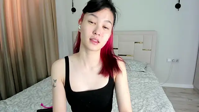 Lola Peach online show from June 2, 2026, 4:14 am