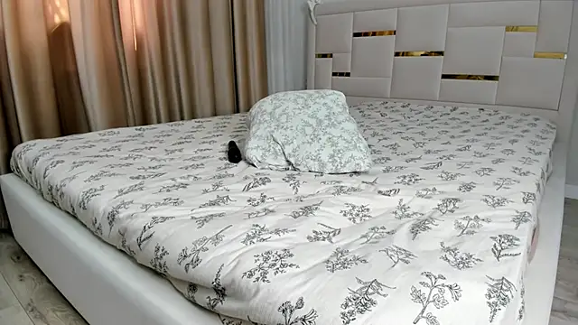 Lola Peach online show from June 22, 2026, 3:25 am