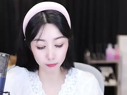 Nuyoah-77 online show from September 11, 2025, 4:07 pm