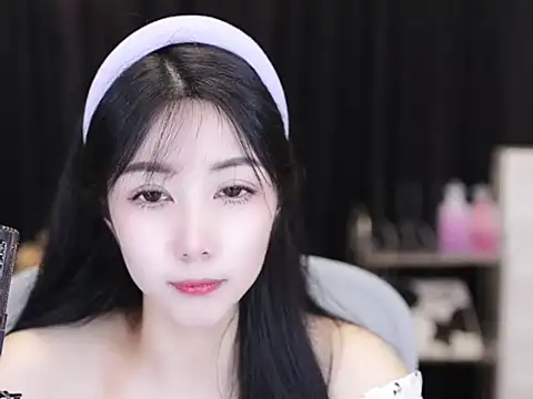 Nuyoah-77 online show from September 14, 2025, 4:39 pm