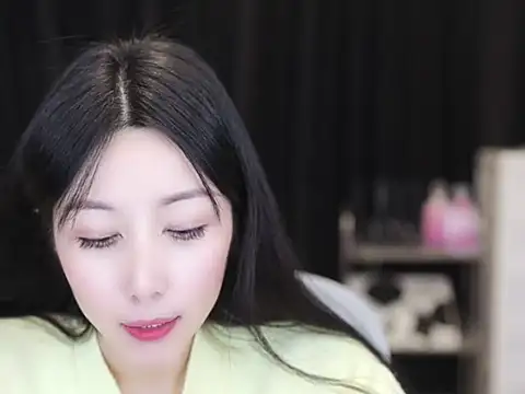 Nuyoah-77 online show from November 14, 2025, 6:39 pm