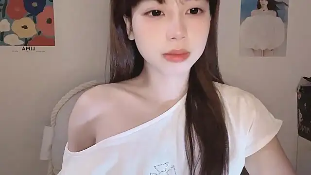 Snapshot of -Hottie chatting on October 16, 2025, 7:59 pm -Hottie online show from October 16, 2025, 7:59 pm