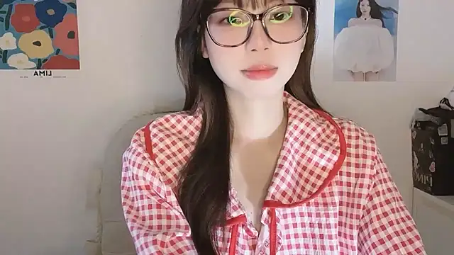 Snapshot of -Hottie chatting on October 19, 2025, 8:15 am -Hottie online show from October 19, 2025, 8:15 am