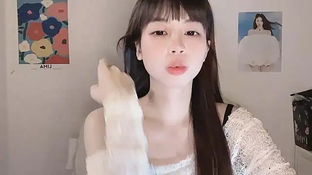 Snapshot of -Hottie chatting on November 10, 2025, 4:17 pm -Hottie online show from November 10, 2025, 4:17 pm